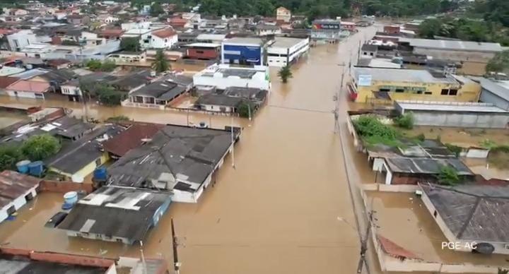 Desborde del río Acre causa inundaciones en Cobija evacúan a