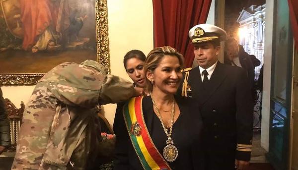 Áñez: A mí no me posesionó ningún militar, el de la foto me acomodó la Banda  Presidencial | Urgentebo