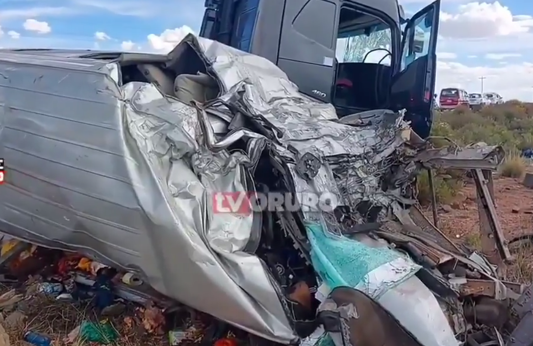 Una Colisión Entre Un Minibús Y Un Tráiler Provoca Al Menos 12 Muertos En La Vía Oruro Pisiga 8281